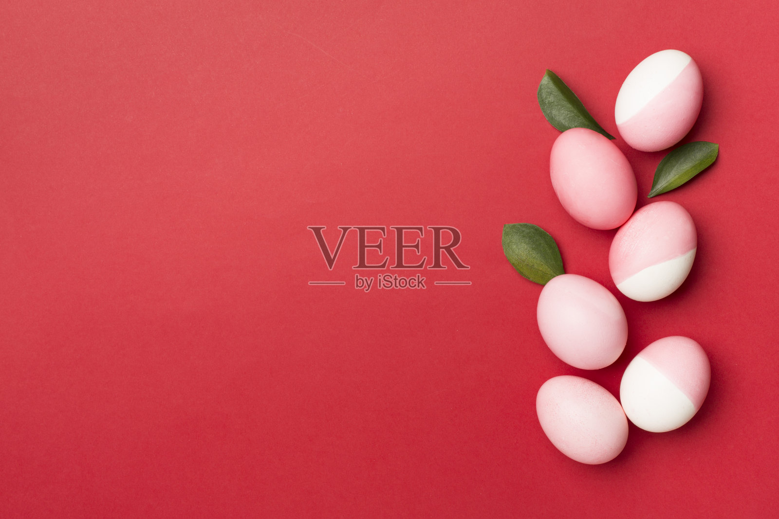 粉红色复活节彩蛋与装饰的颜色背景,俯视图照片摄影图片