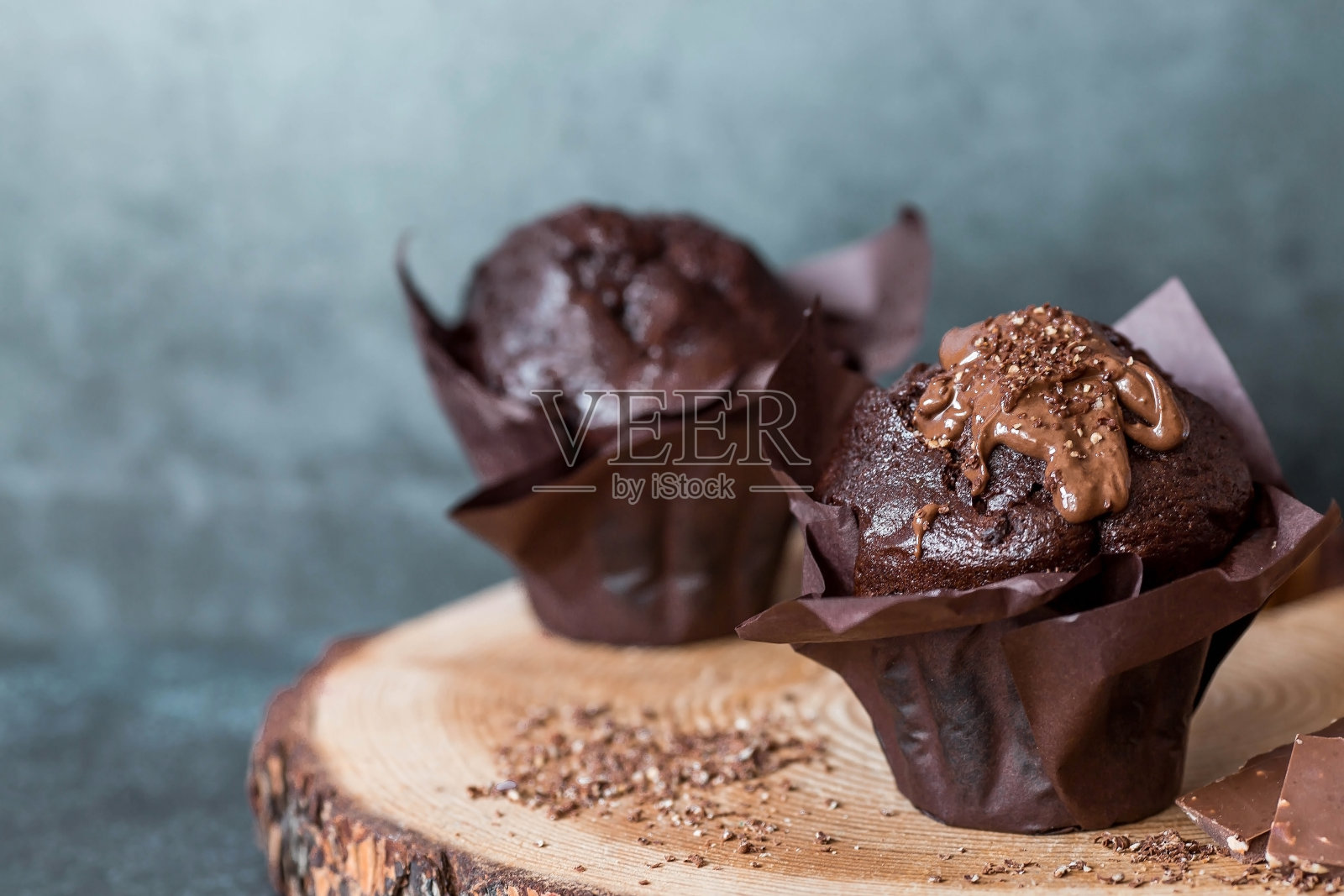 美味的现烤巧克力松饼,黑色背景。美味的纸杯蛋糕特写。面包店糕点的背景。糖果产品。照片摄影图片