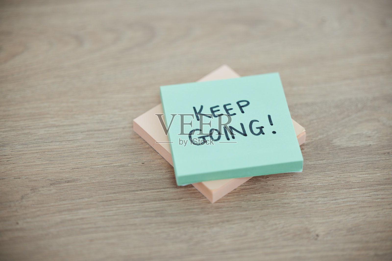 动机、使命或公司成功计划、增长或战略目标放在木桌或会议室的桌子上。缩放,便利贴或管理支持,发展或员工生产力的想法照片摄影图片