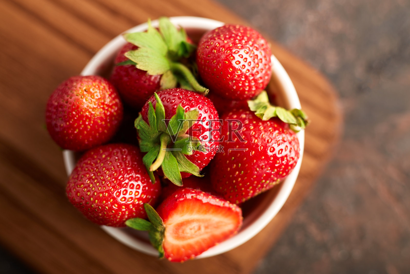 新鲜的红色草莓,蓝色背景。夏日浆果。健康饮食的概念。照片摄影图片