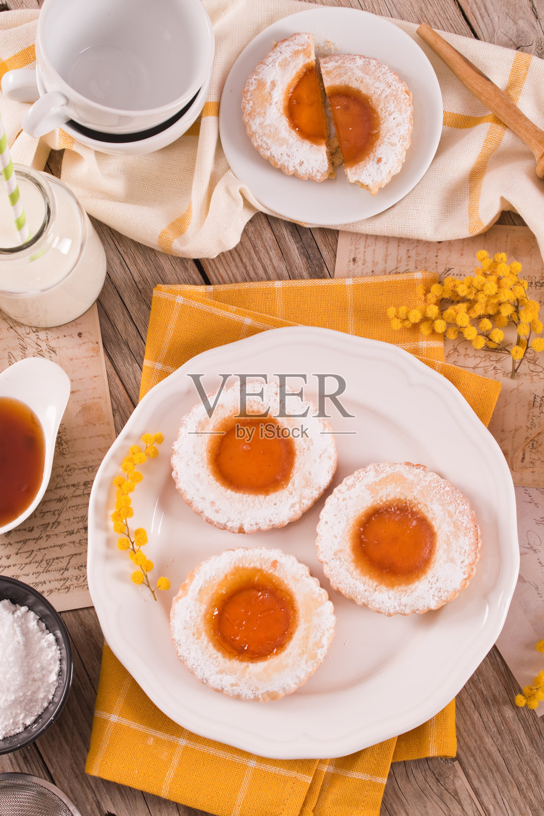 果酱黄油饼干。照片摄影图片