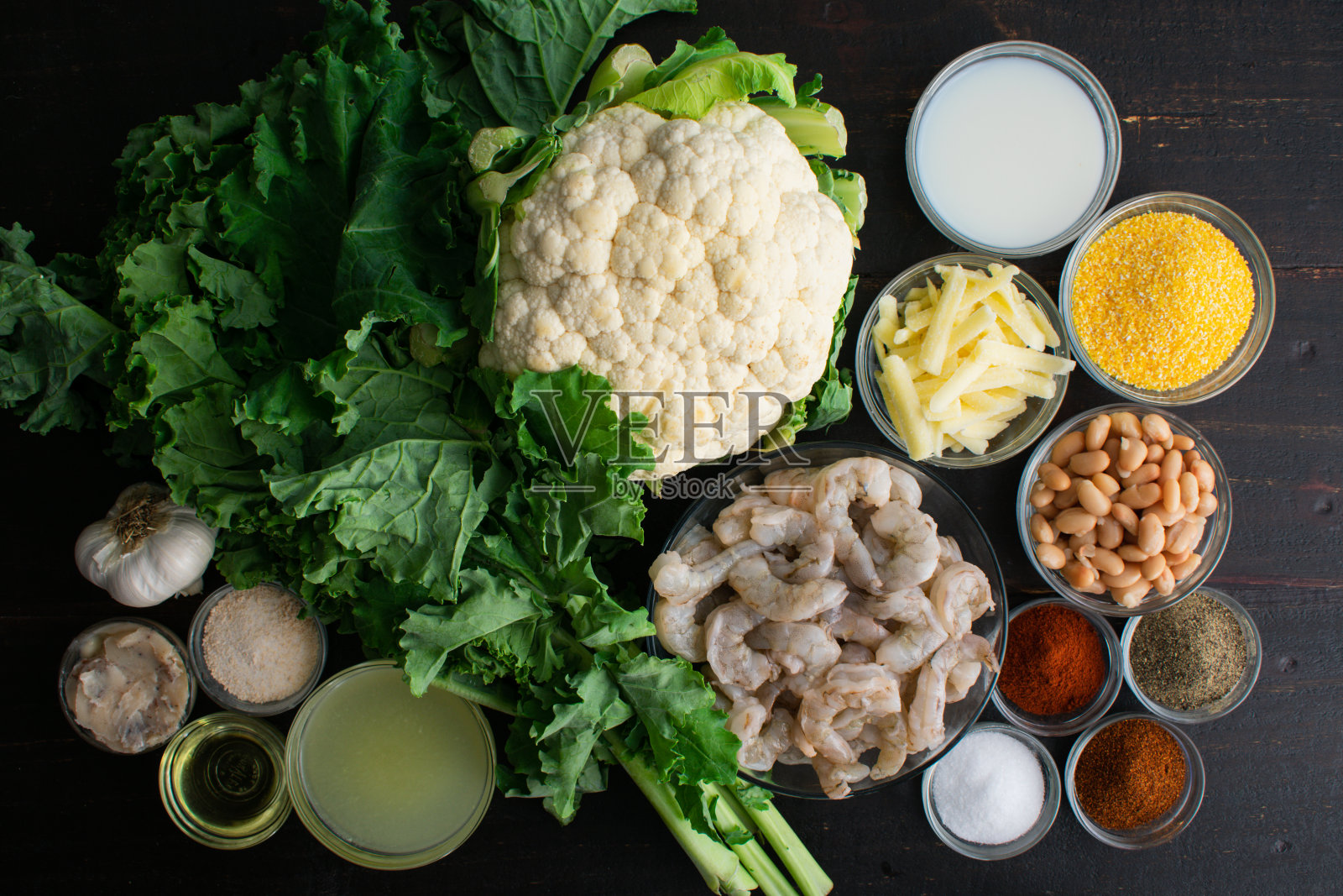 辣虾配花椰菜泥和大蒜羽衣甘蓝照片摄影图片