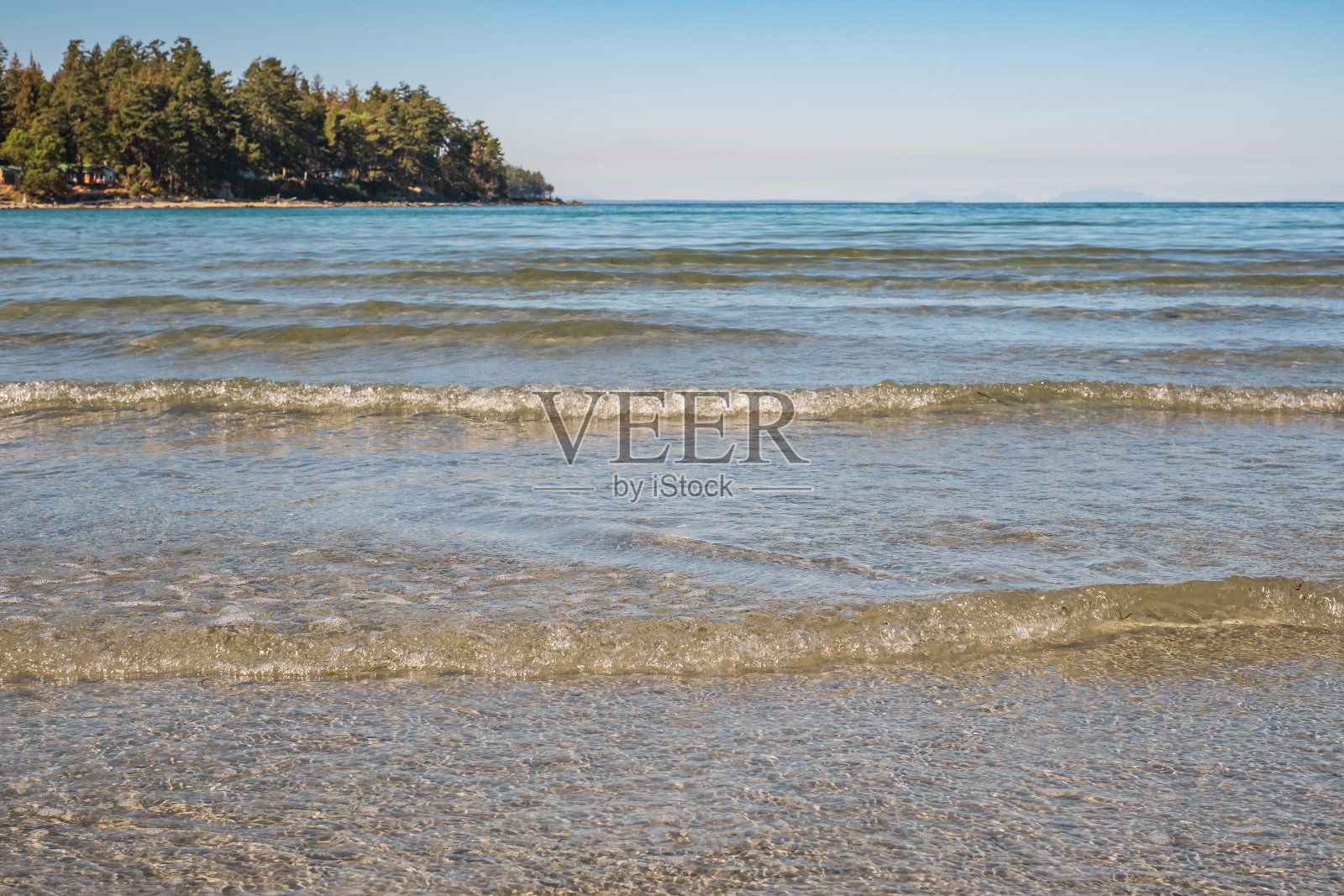 美丽的岛屿,海边有沙子和树木。沙滩沙滩和海浪海水泡沫纹理背景照片摄影图片