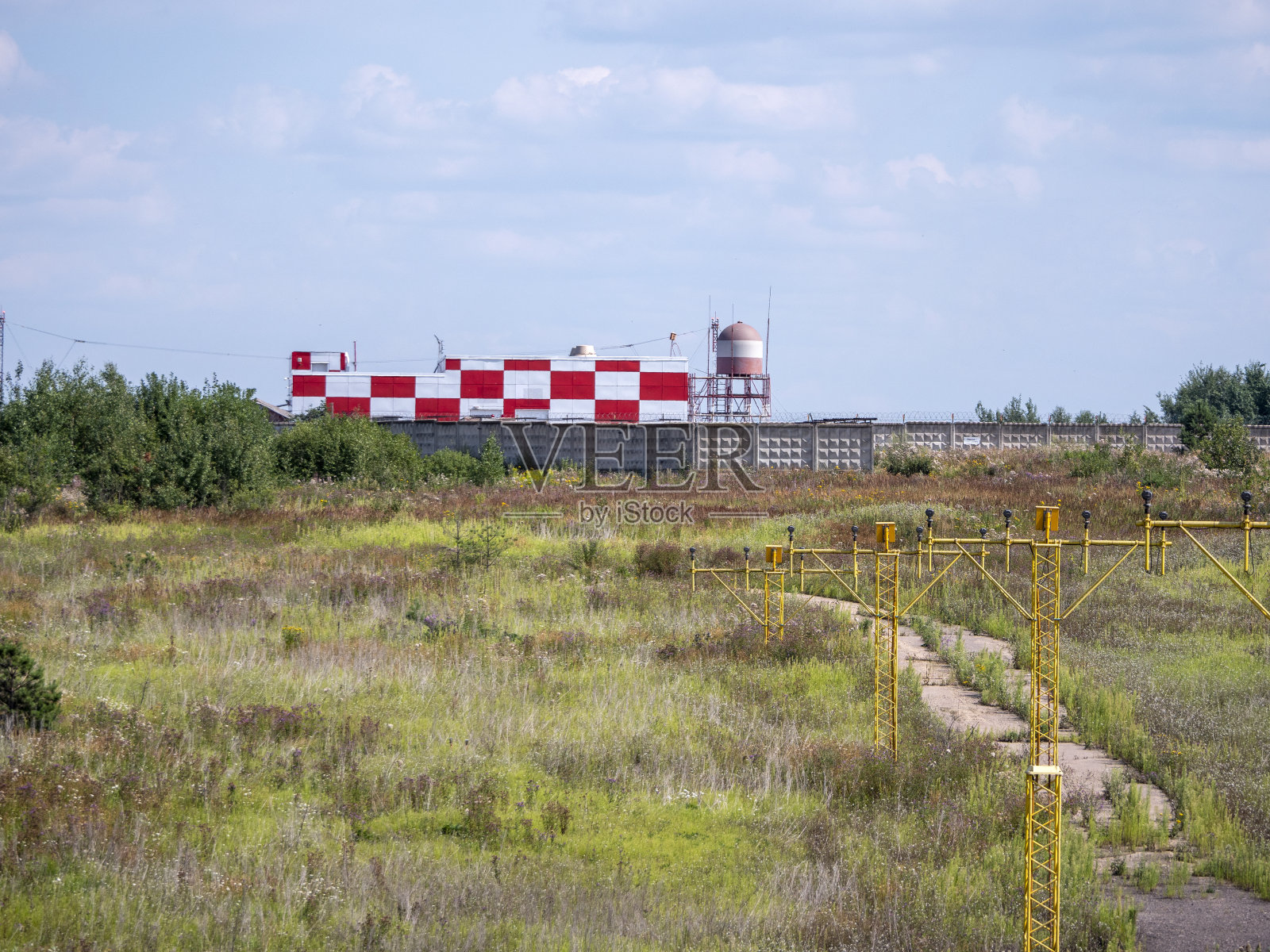黄色金属支撑系统照顾起降时跑道附近的方向灯照片摄影图片
