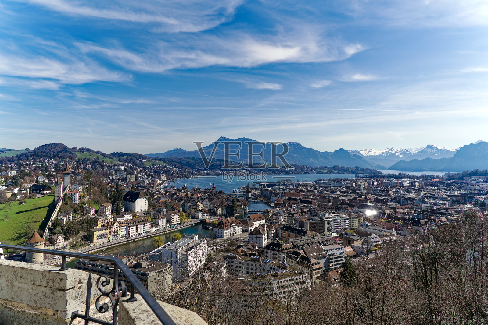 以卢塞恩湖为背景的瑞士小镇的美丽景色。照片摄影图片
