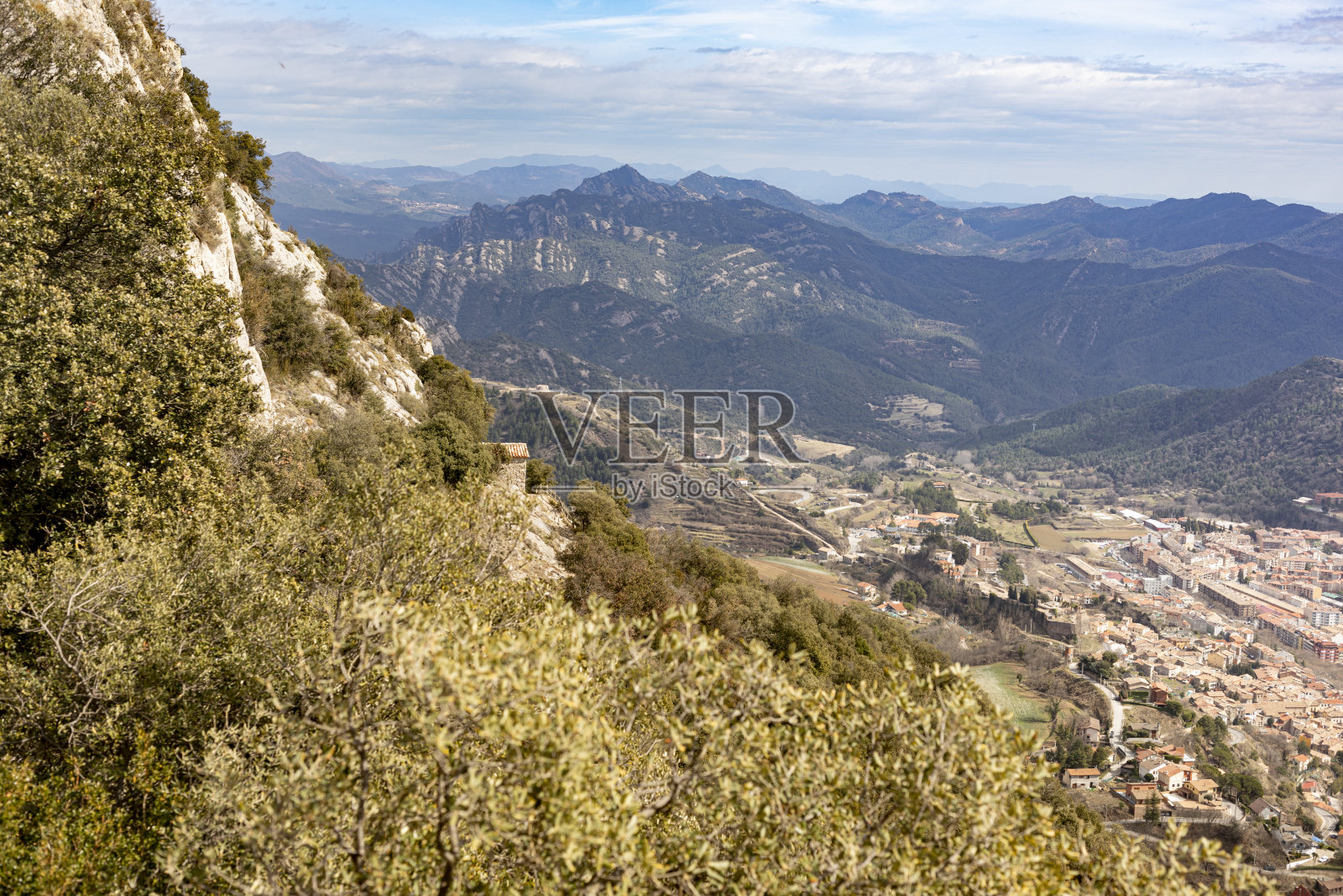 从比利牛斯山附近的巴塞罗那省桑图亚里德Queralt观看贝尔加。照片摄影图片