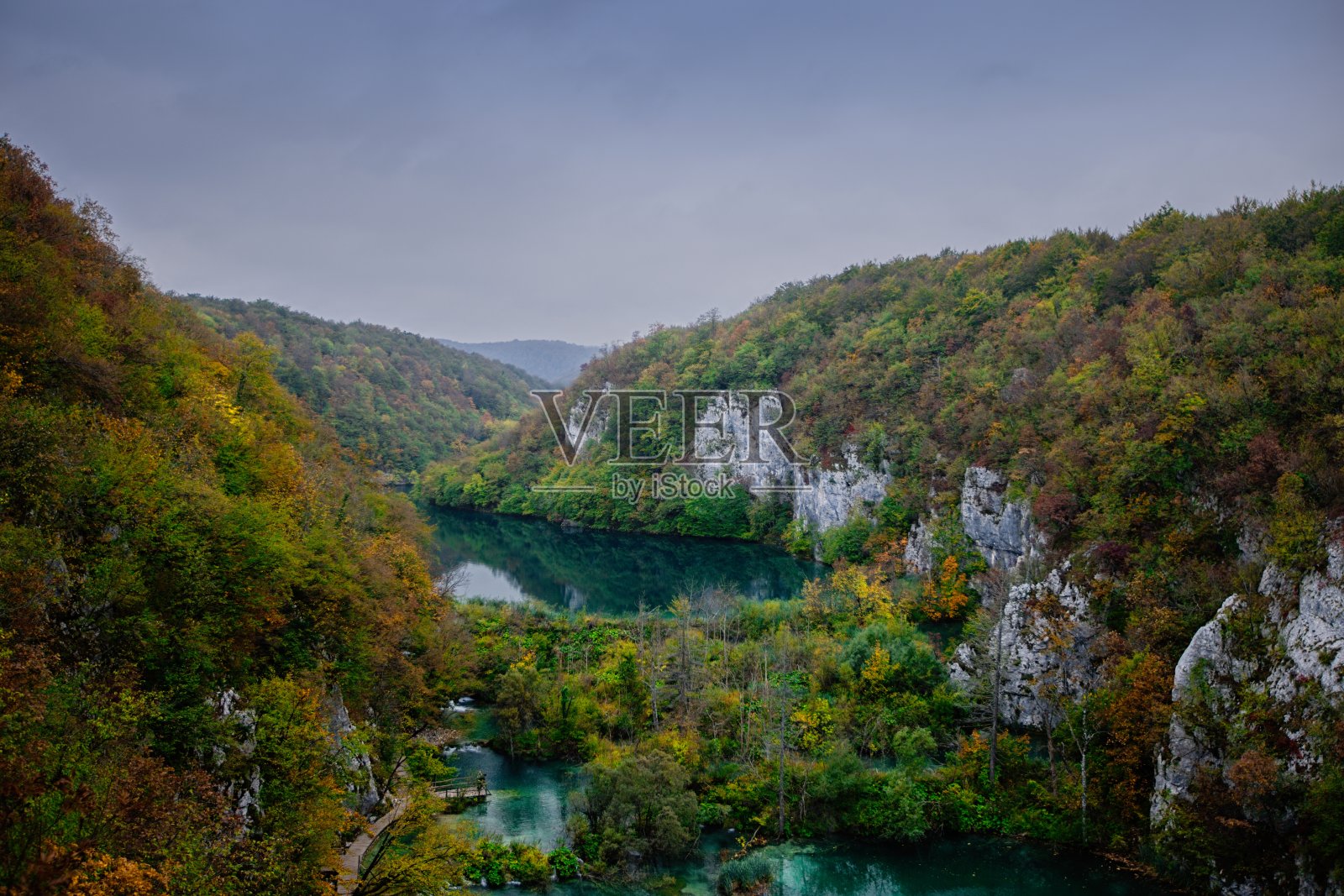 克罗地亚Plitvice湖国家公园的秋天。照片摄影图片