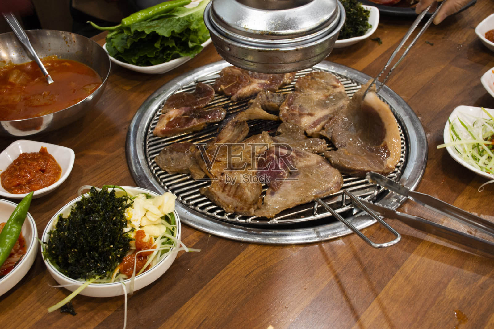 当地传统的韩国美食济州岛黑猪烧烤,烤肉和调味配菜韩国人口味,吃,喝,在韩国当地餐馆烹饪照片摄影图片