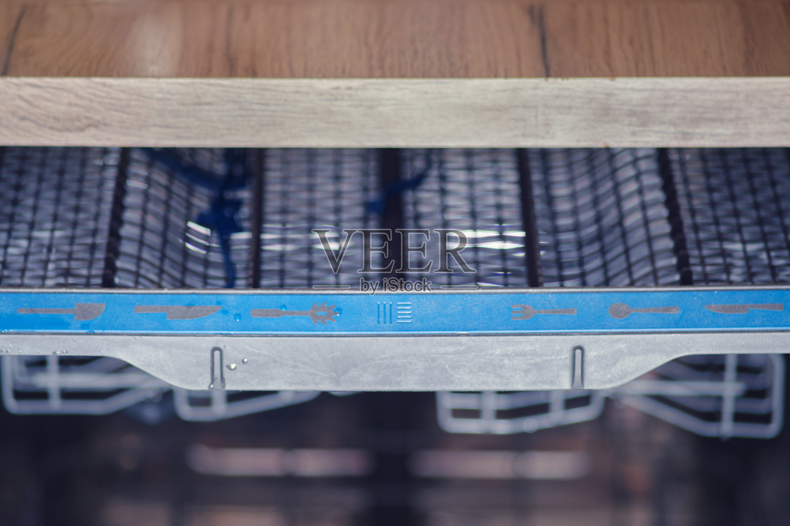 打开一个空的家庭洗碗机的餐具托盘照片摄影图片