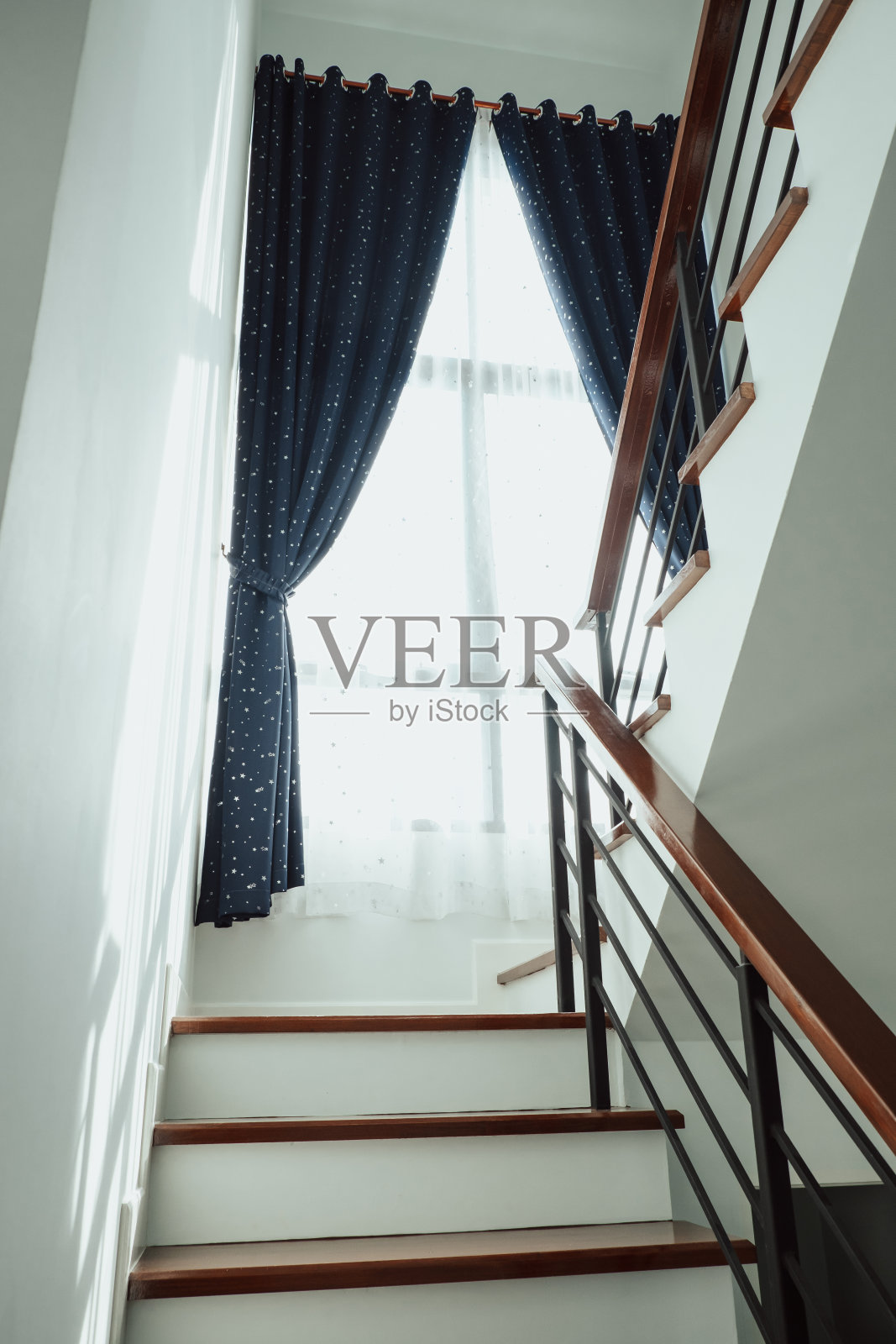 木制楼梯内部,早晨有自然光。照片摄影图片