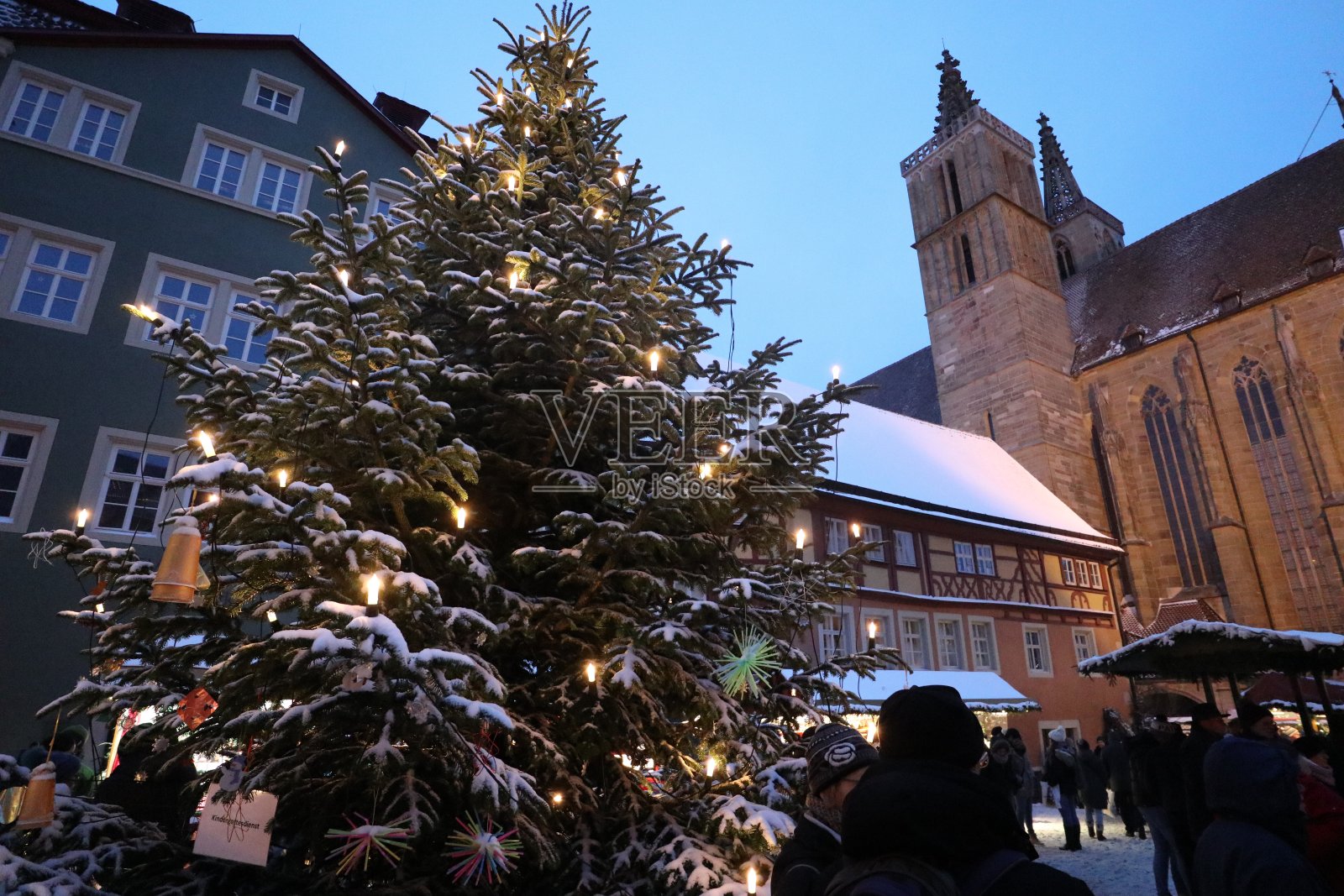 德国陶贝尔河畔罗滕堡老城的圣诞照明照片摄影图片