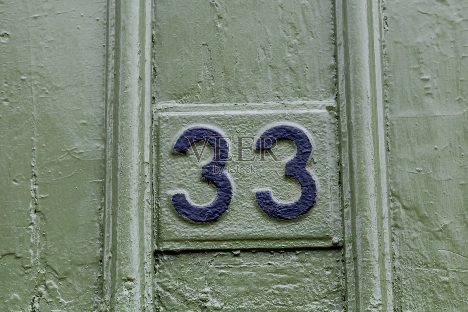 33号匾上的木材与森林迎接油漆剥落显示古老和复古。照片摄影图片