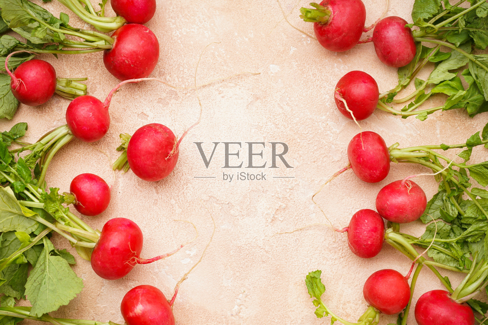 成熟的红色萝卜,米色背景上的绿叶,文字空间,特写。鲜红萝卜。照片摄影图片