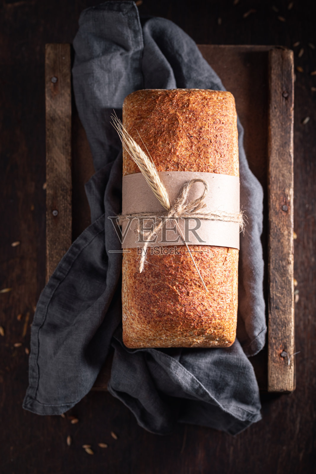 在家里烘焙的自制面包。照片摄影图片