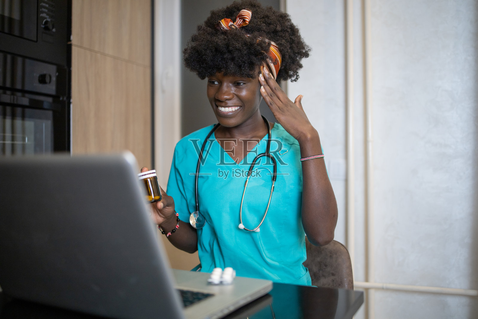 年轻医生和病人视频通话照片摄影图片