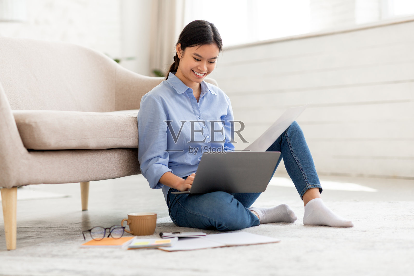 快乐的亚洲女人在家工作,用电脑照片摄影图片