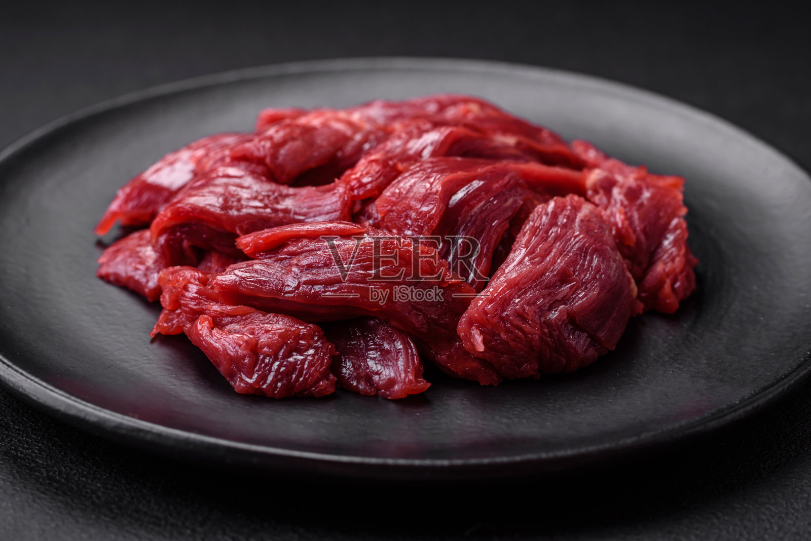 新鲜生牛肉加盐、香料和香草照片摄影图片