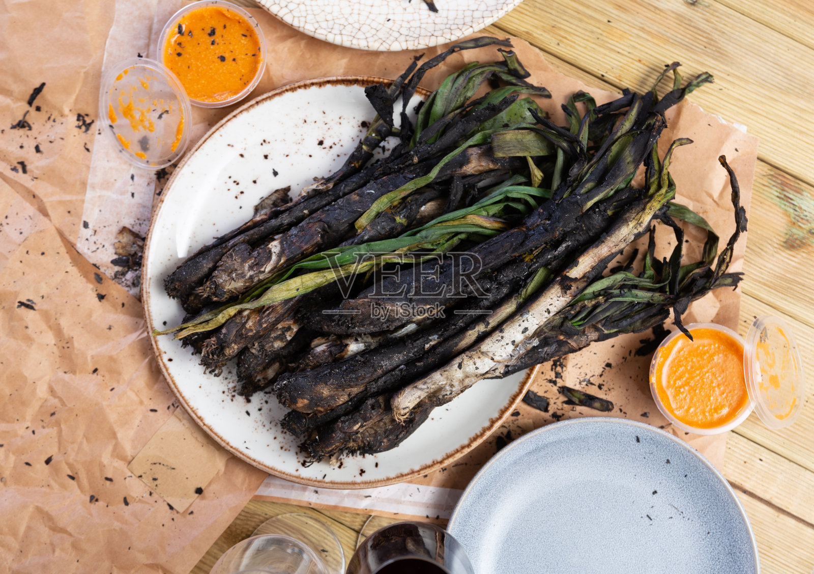 一种传统的加泰罗尼亚菜,用烧焦的洋葱和罗马干酪酱照片摄影图片