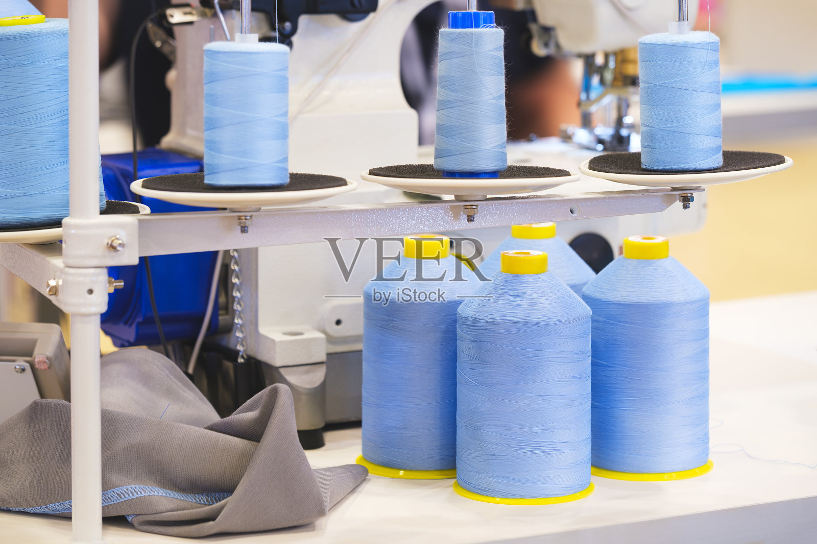 工业织造机中的纺织纱蓝线卷,纺织面料生产的工业概念背景照片摄影图片