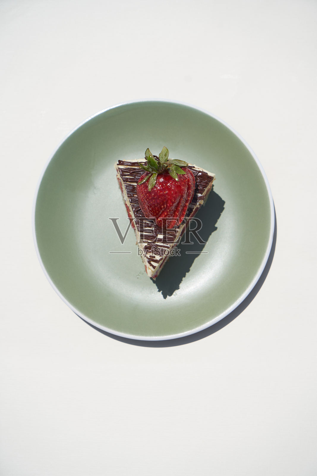 白底草莓芝士蛋糕甜点照片摄影图片