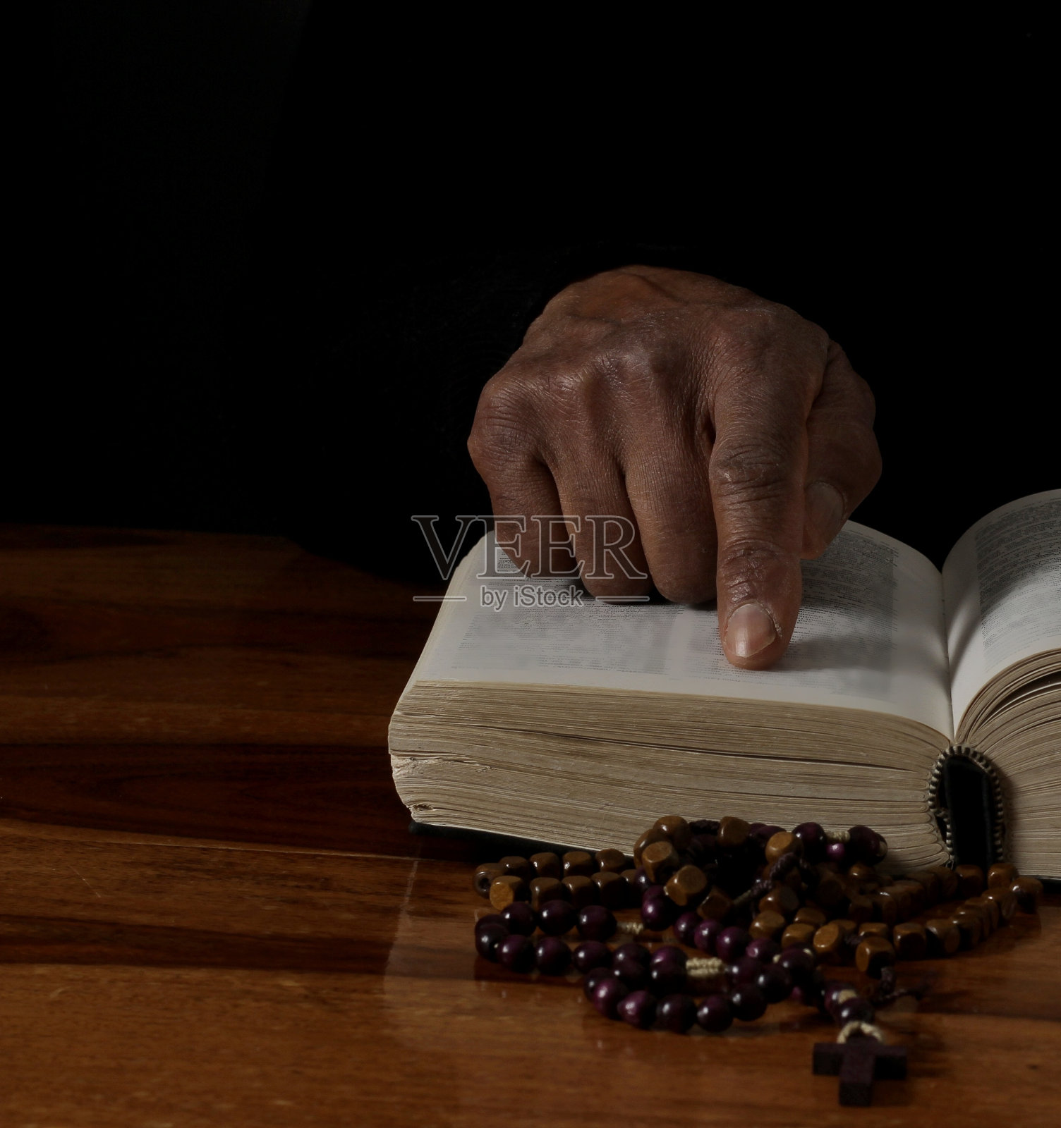 男子双手一起向上帝祈祷加勒比男子祈祷与黑色背景的股票照片股票照片照片摄影图片