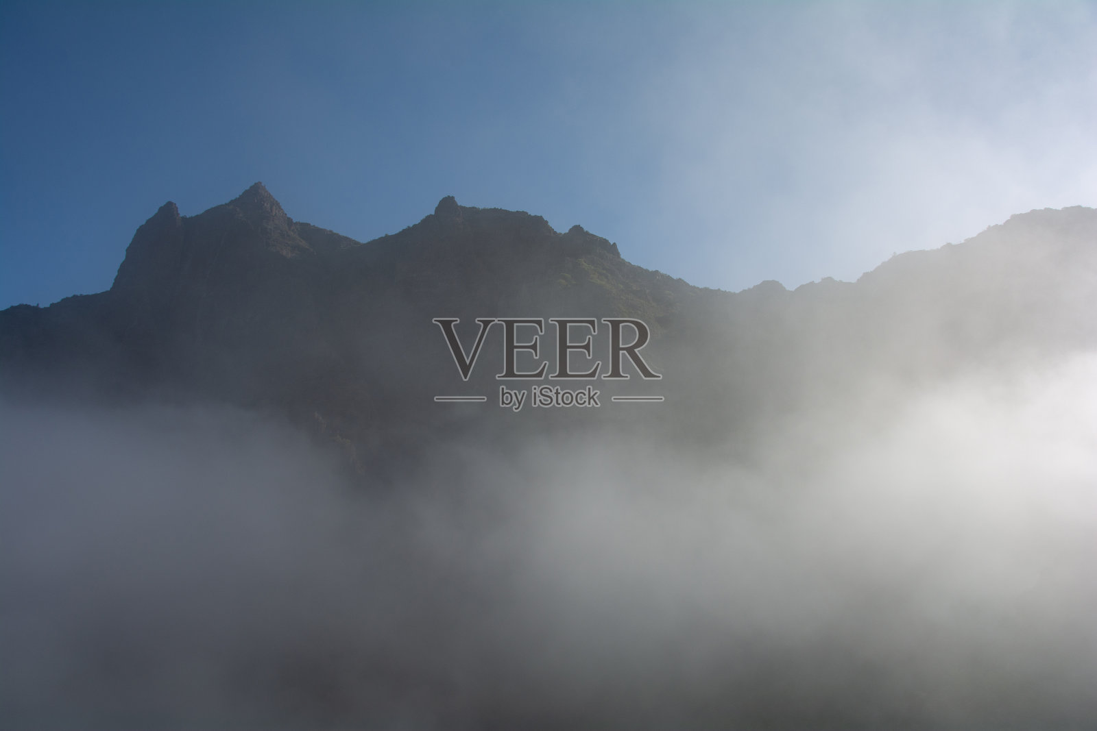 西班牙特内里费山脉的雾照片摄影图片