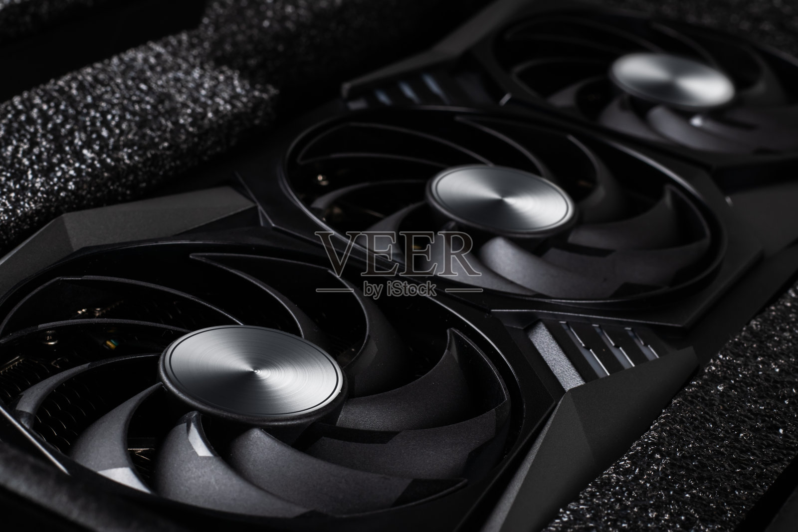 视频卡与三个冷却器从电脑上一个黑暗的背景。概念计算机硬件。照片摄影图片