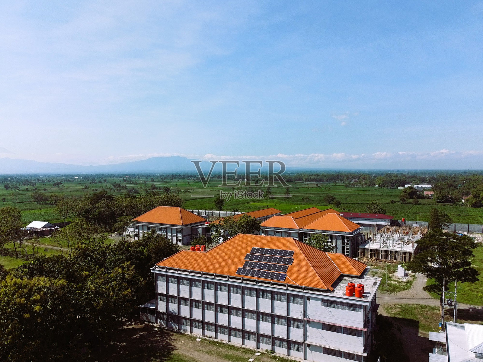 森林间的城市照片摄影图片