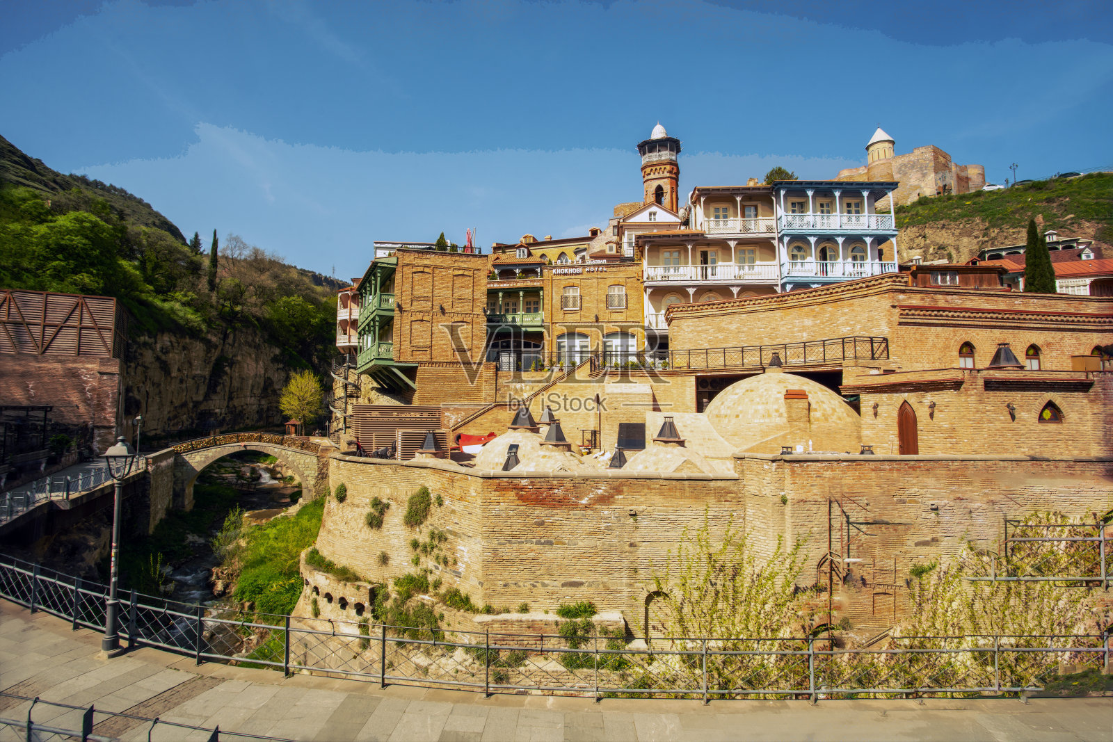 彩色浴室(Orbelianovskaya) na房子与木制的vernadas(著名的阳台!)旁边的Legvtakhevi瀑布照片摄影图片