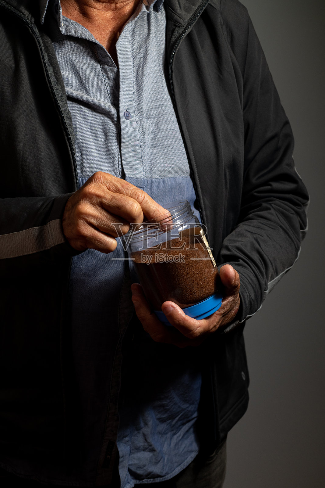 烟草种子在罐子里。照片摄影图片