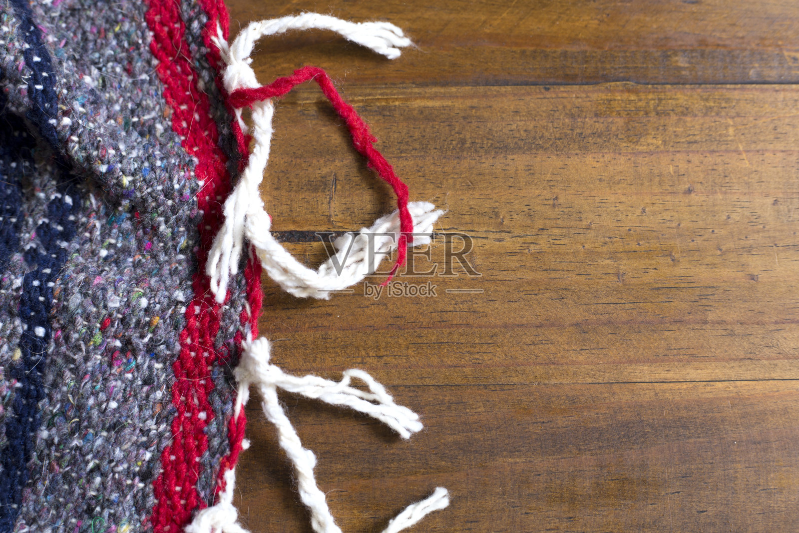 木制桌面上的美洲土著毛毯。这是你发短信的好地方。照片摄影图片