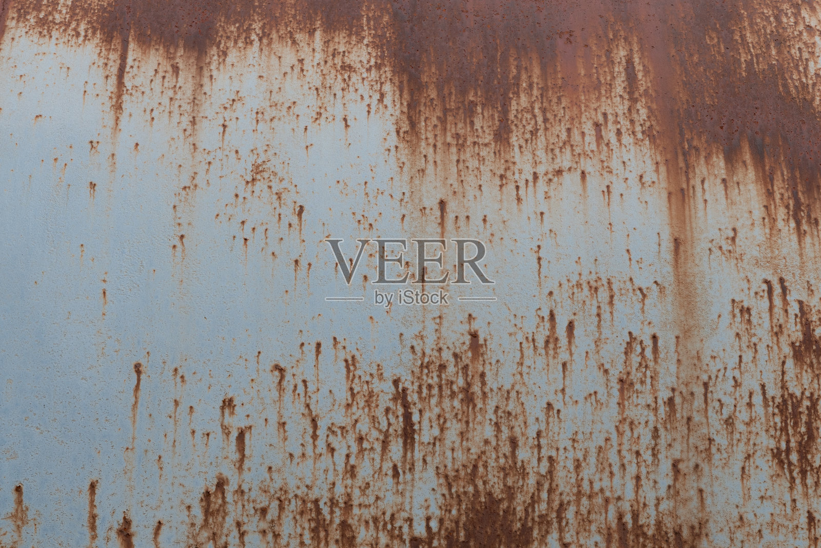 划伤,染色,生锈的金属板漆在浅蓝色的背景纹理照片摄影图片