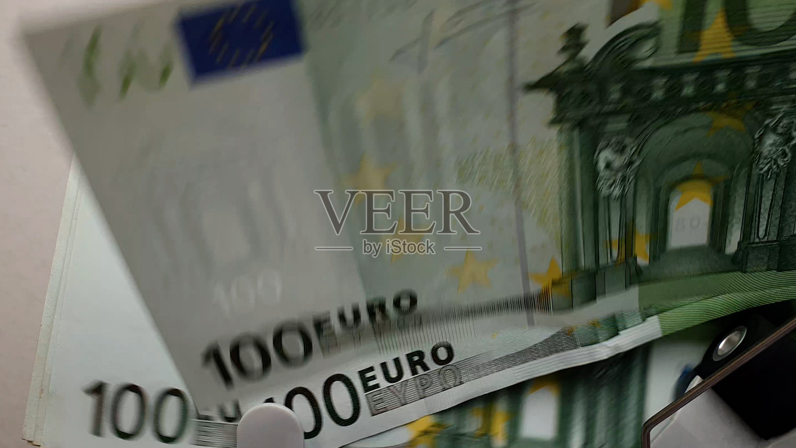 清点100欧元钞票的机器照片摄影图片