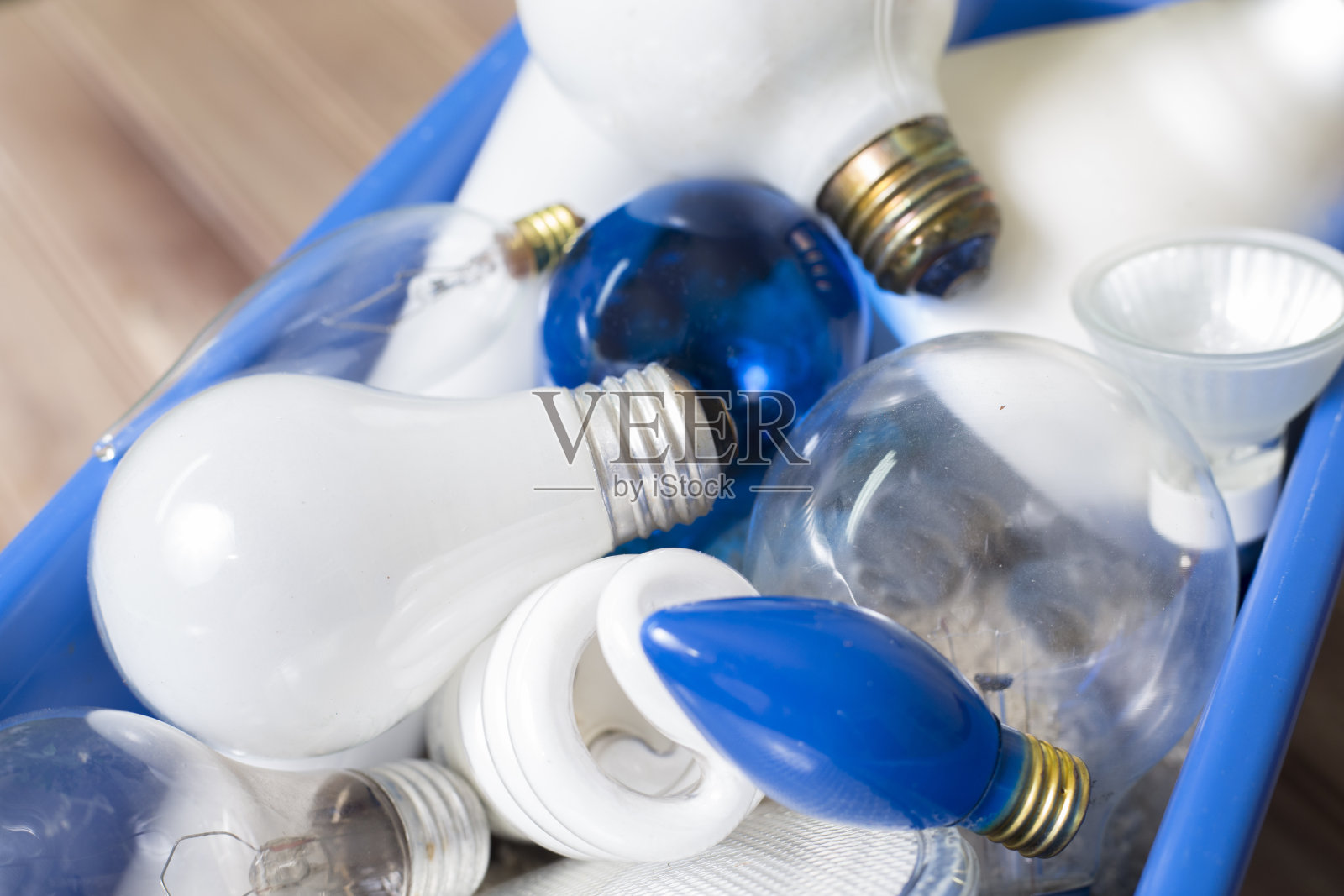 卤素灯泡和紧凑型荧光灯被禁止使用。照片摄影图片