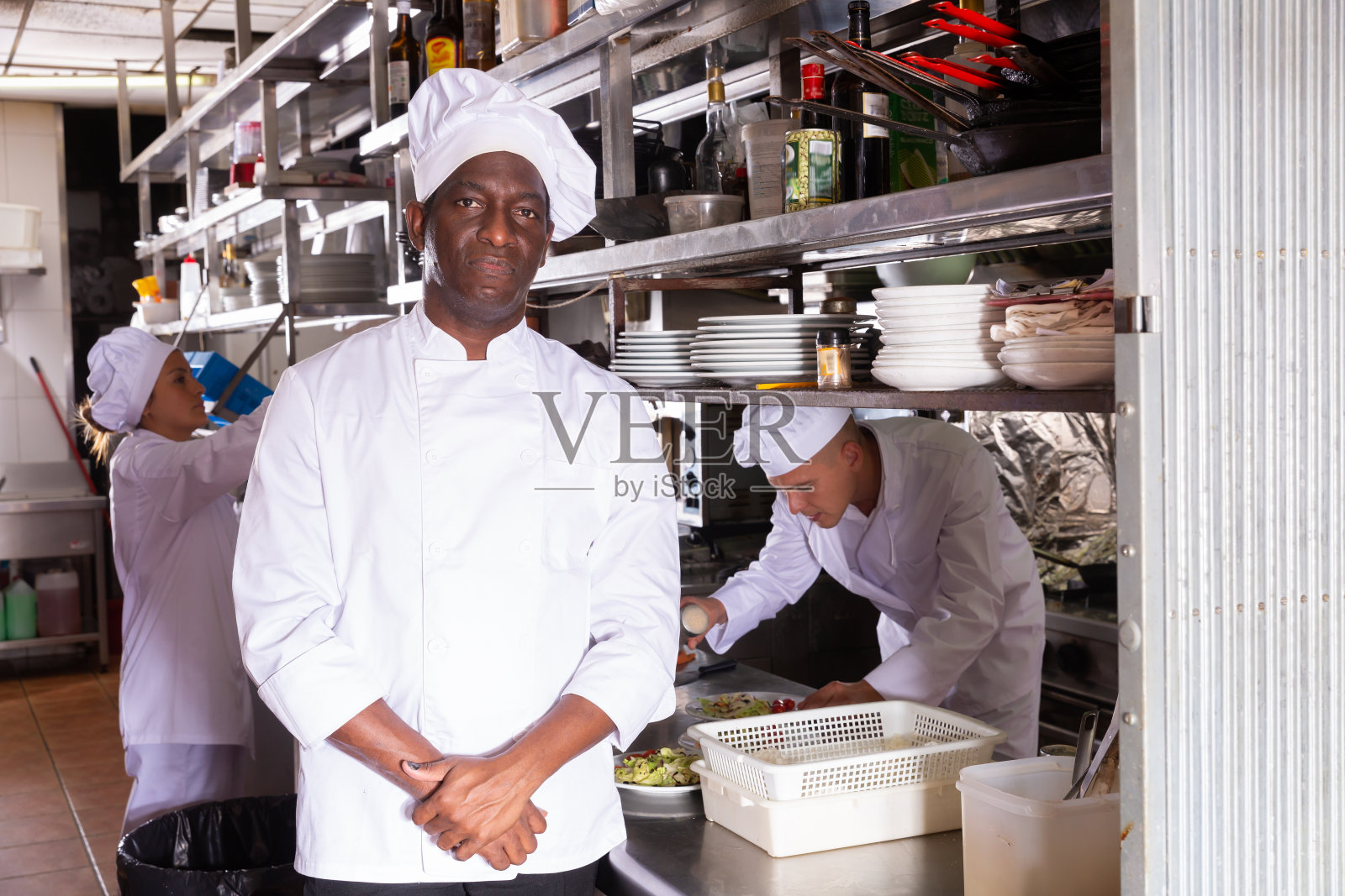 经验丰富的非裔美国厨师的餐厅在厨房摆姿势照片摄影图片