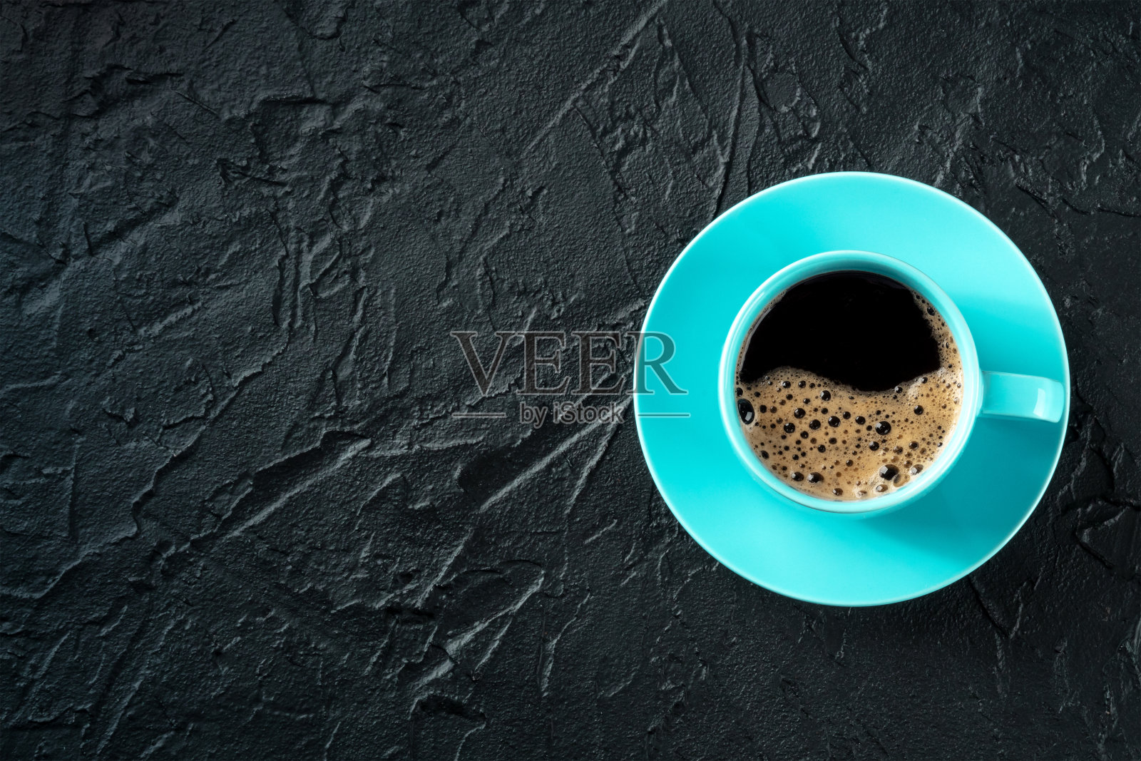 咖啡杯,从顶部拍摄的黑色石头背景与复制空间照片摄影图片