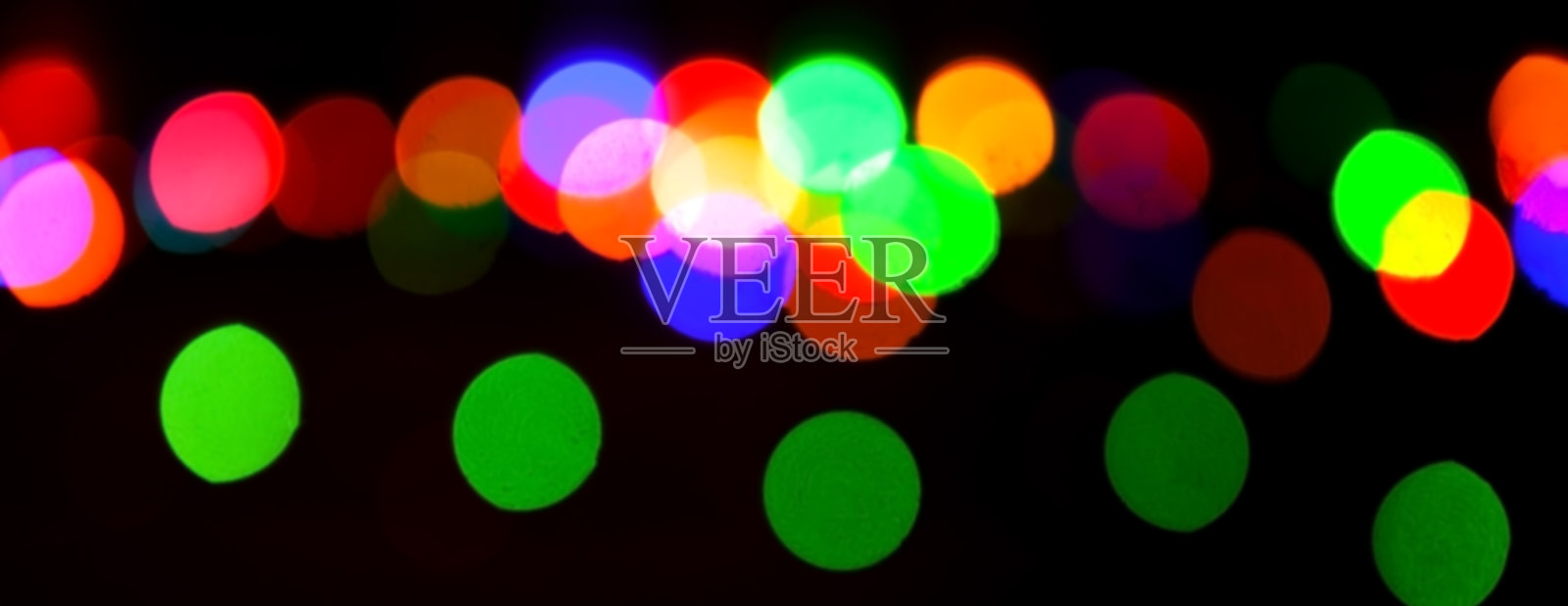 圆形、明亮、模糊的花环灯。照片摄影图片