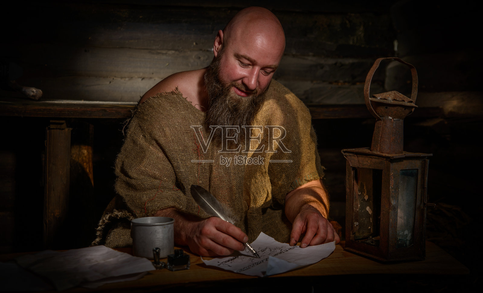 男人用钢笔在纸上写字照片摄影图片