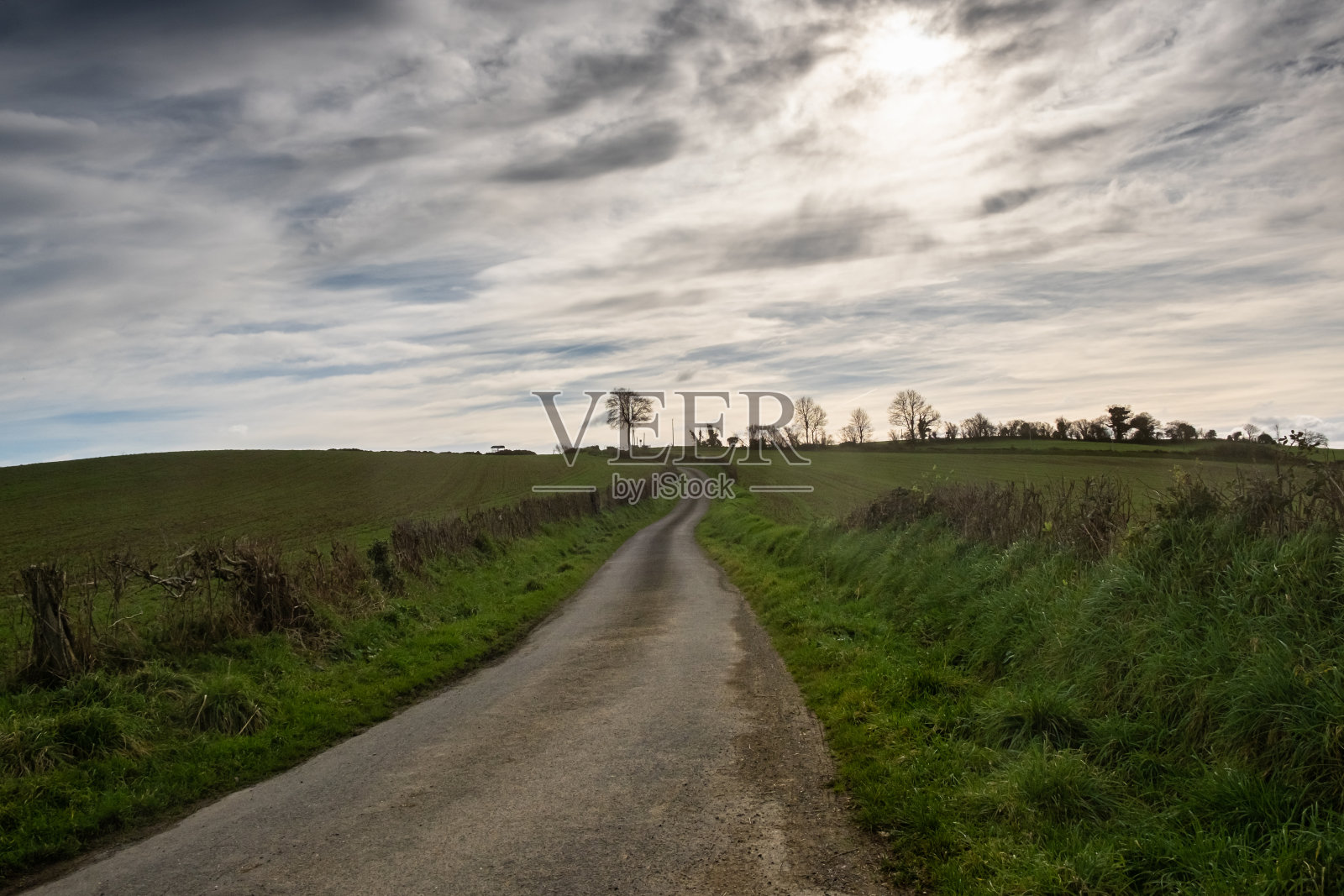 乡村道路在多云的天气上升。法国的乡村风景。照片摄影图片