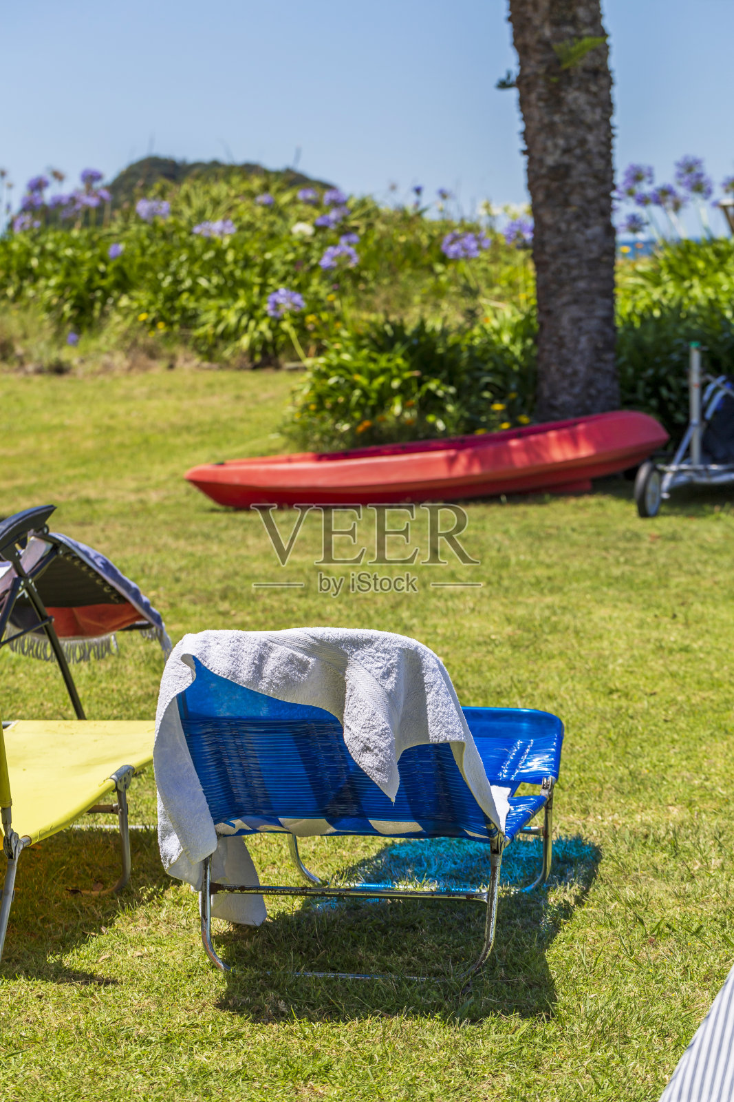 多沙砾的后院。花园家具可以俯瞰大海照片摄影图片