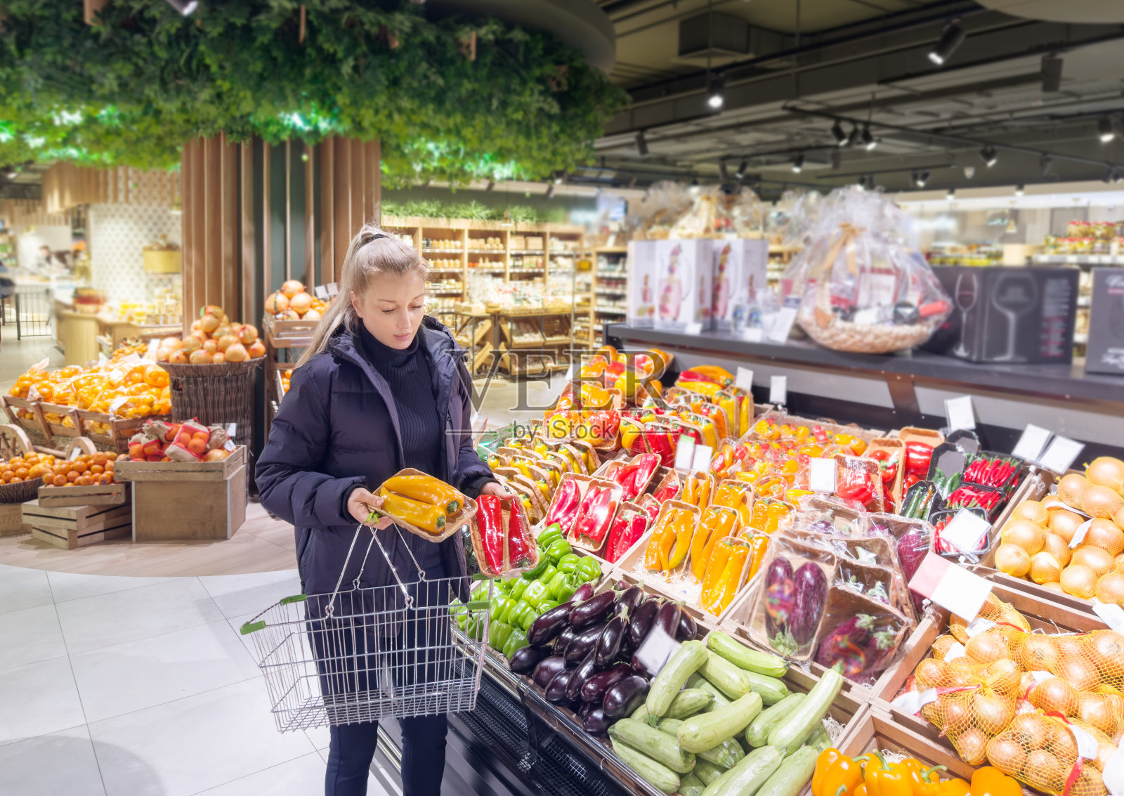 一名妇女在市场上购买蔬菜(辣椒、辣椒、茄子、西葫芦)照片摄影图片