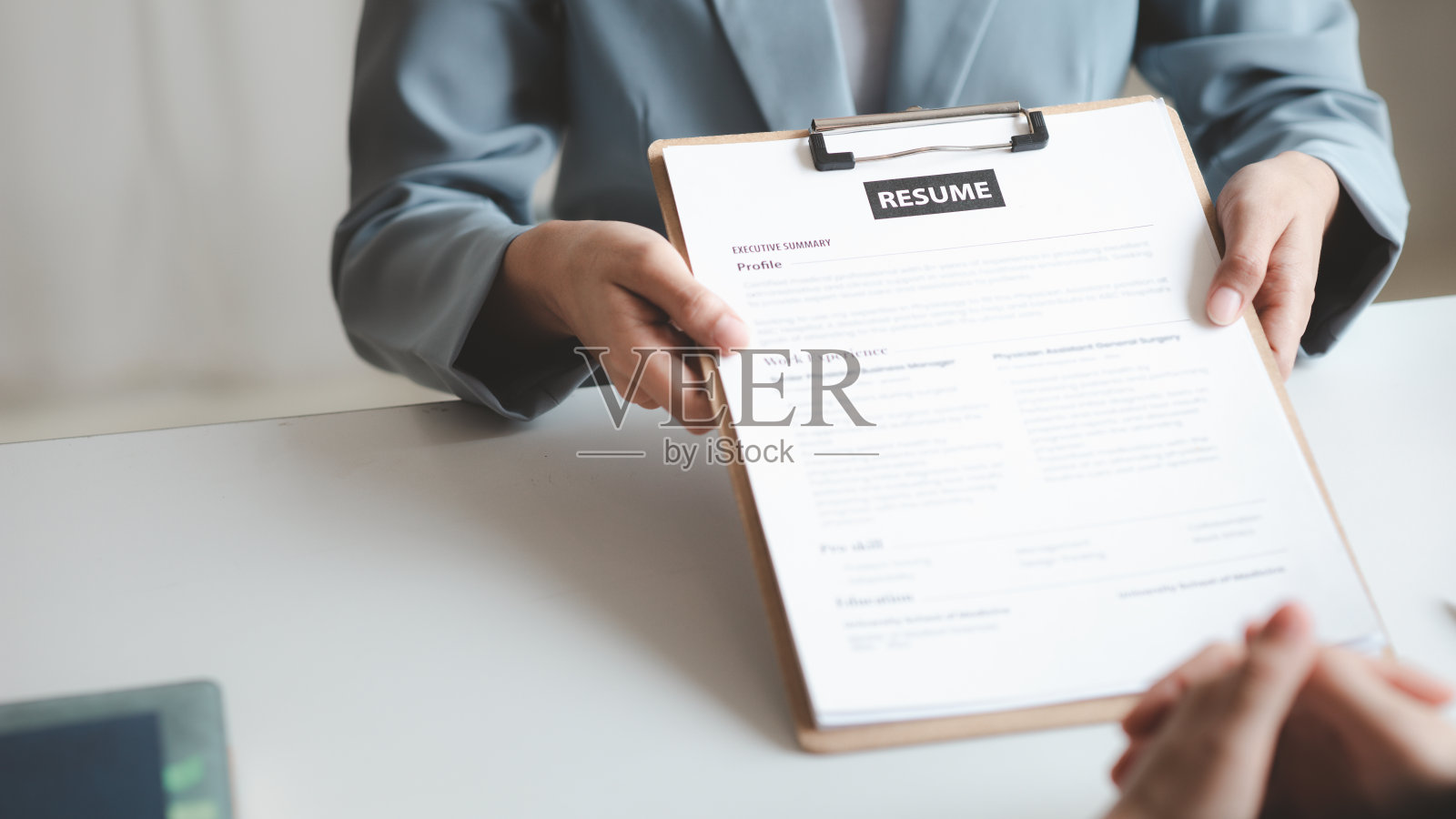 提交简历参加公司面试的人,参加经理面试的人,被公司招聘到所申请的职位。求职概念。照片摄影图片
