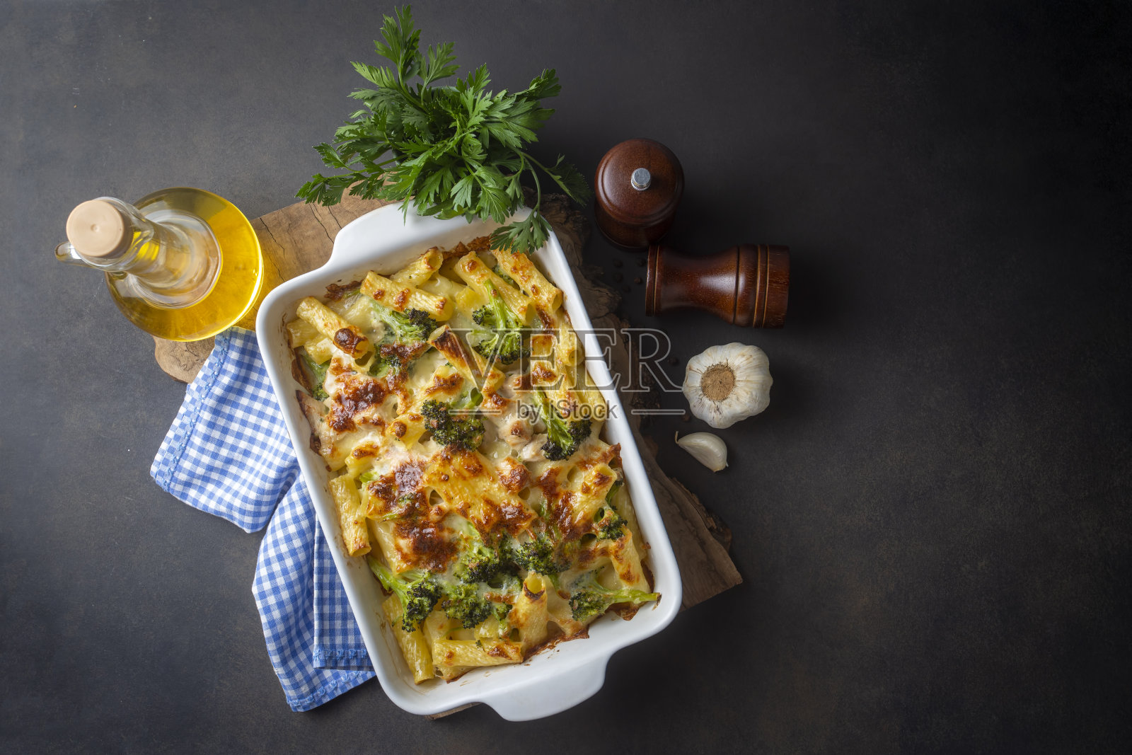 用西兰花和鸡肉烤的意大利面。西兰花,奶酪和烤通心粉上的焗烤酱。照片摄影图片