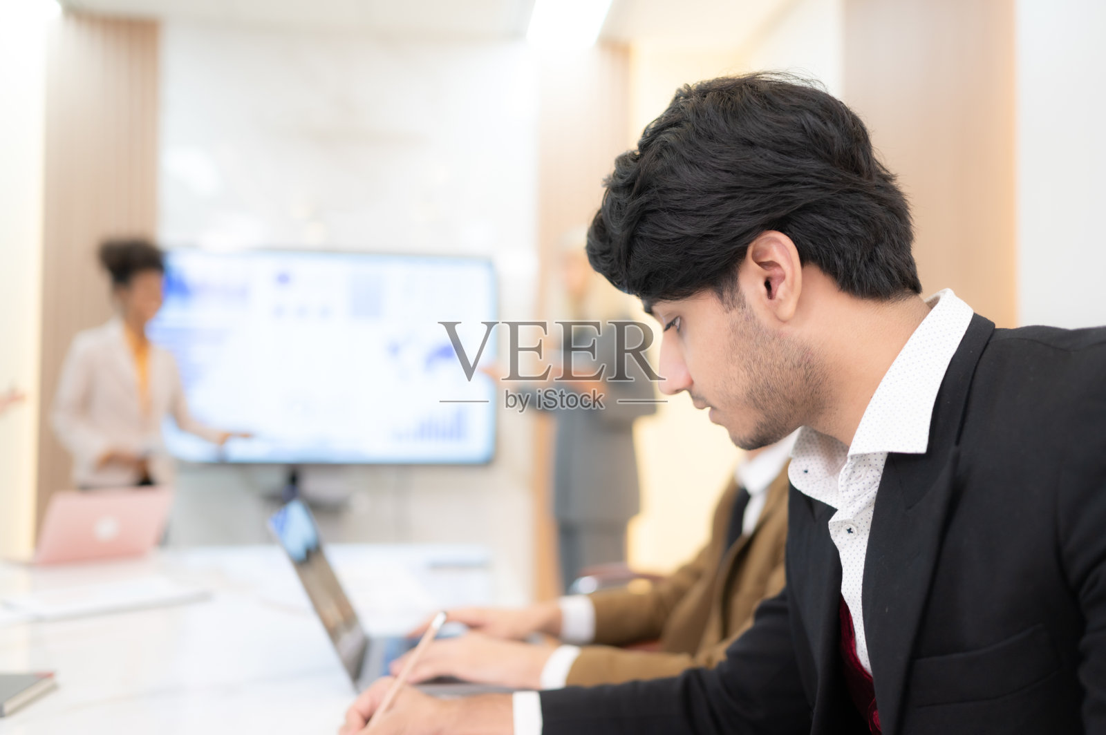 一群国际公司的年轻商人开会讨论新项目照片摄影图片