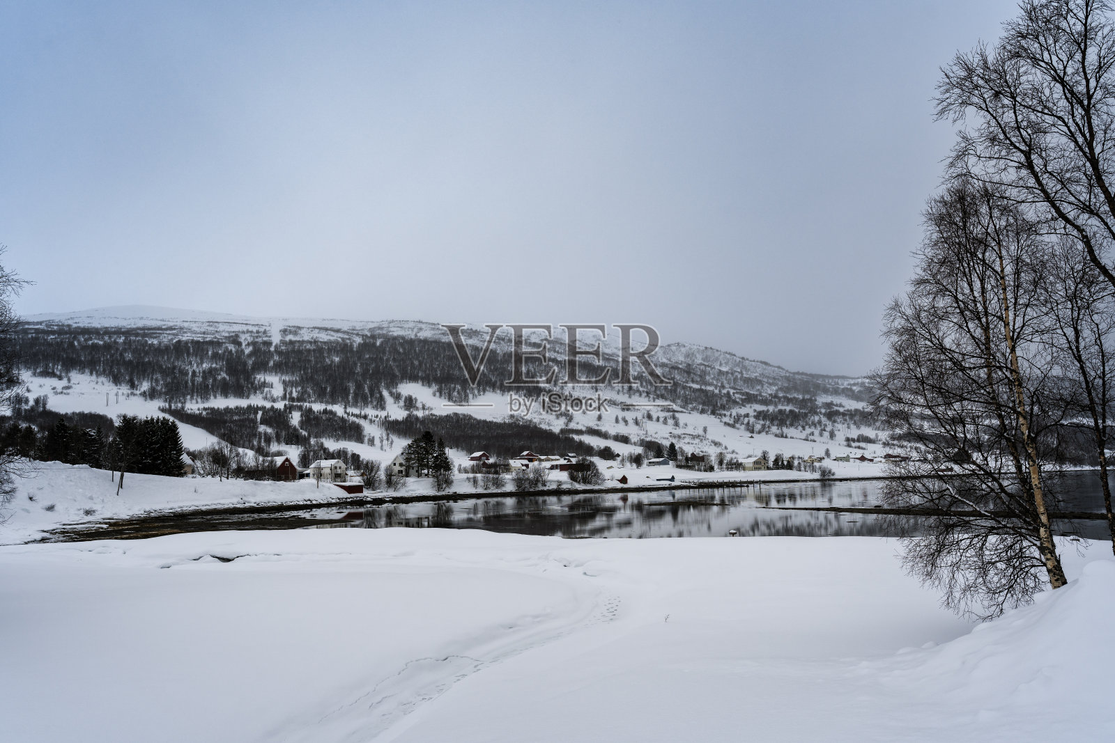挪威特罗姆瑟的雪景和海岸线照片摄影图片