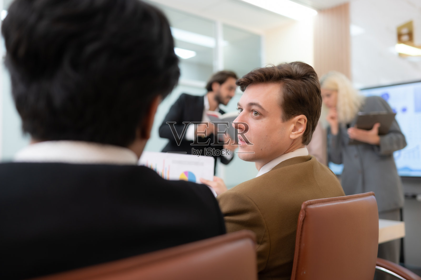 一群国际公司的年轻商人开会讨论新项目照片摄影图片