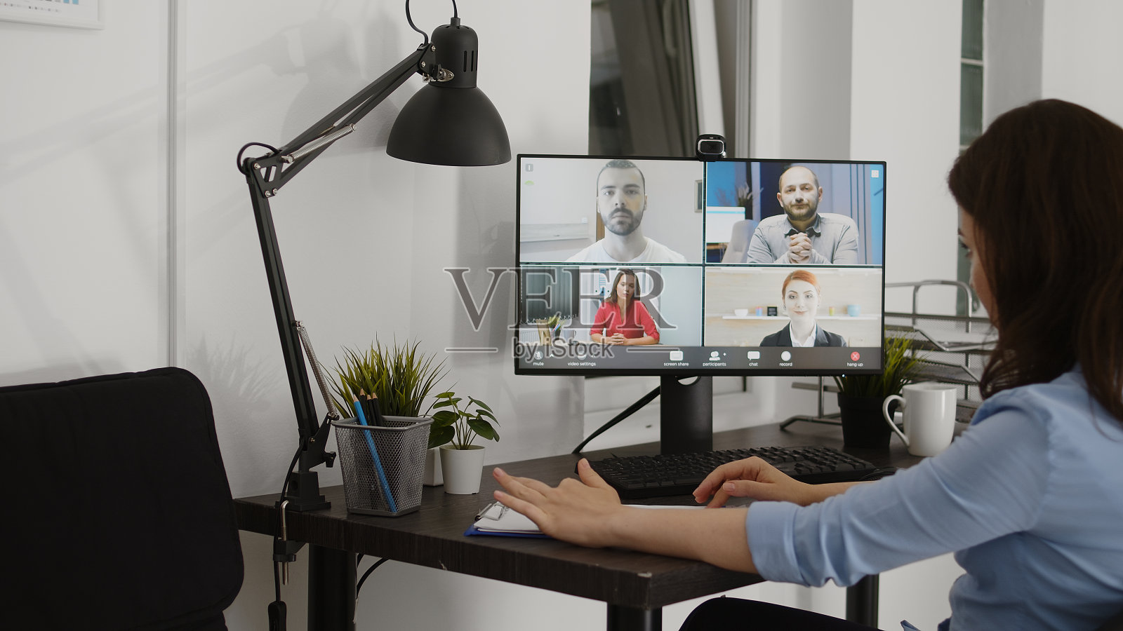 年轻人参加业务会议视频电话照片摄影图片