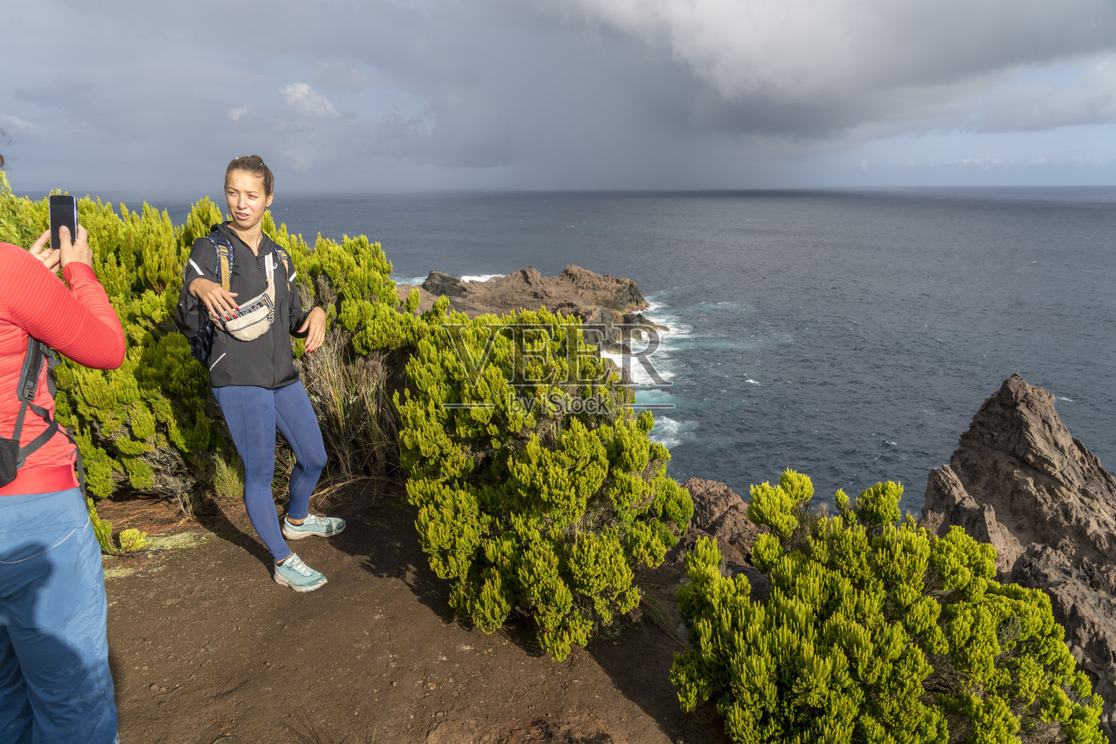 亚速尔群岛特塞拉火山悬崖边的两个女人照片摄影图片