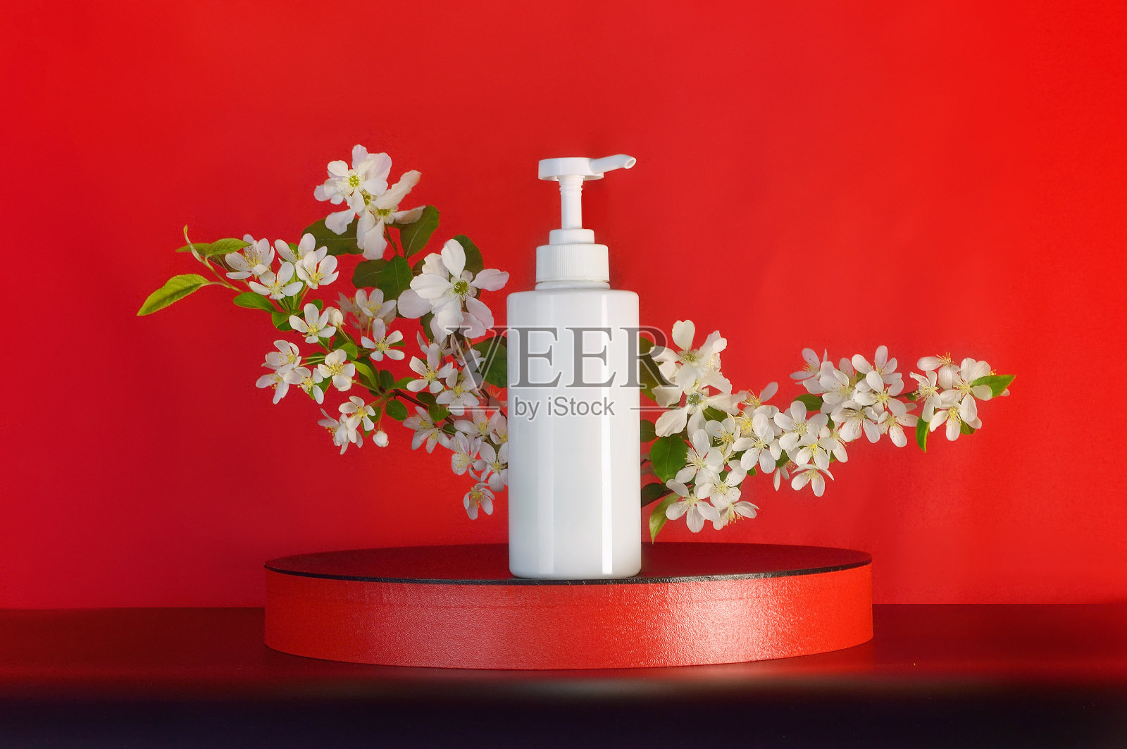 白色花朵的有机美容产品的形象照片摄影图片