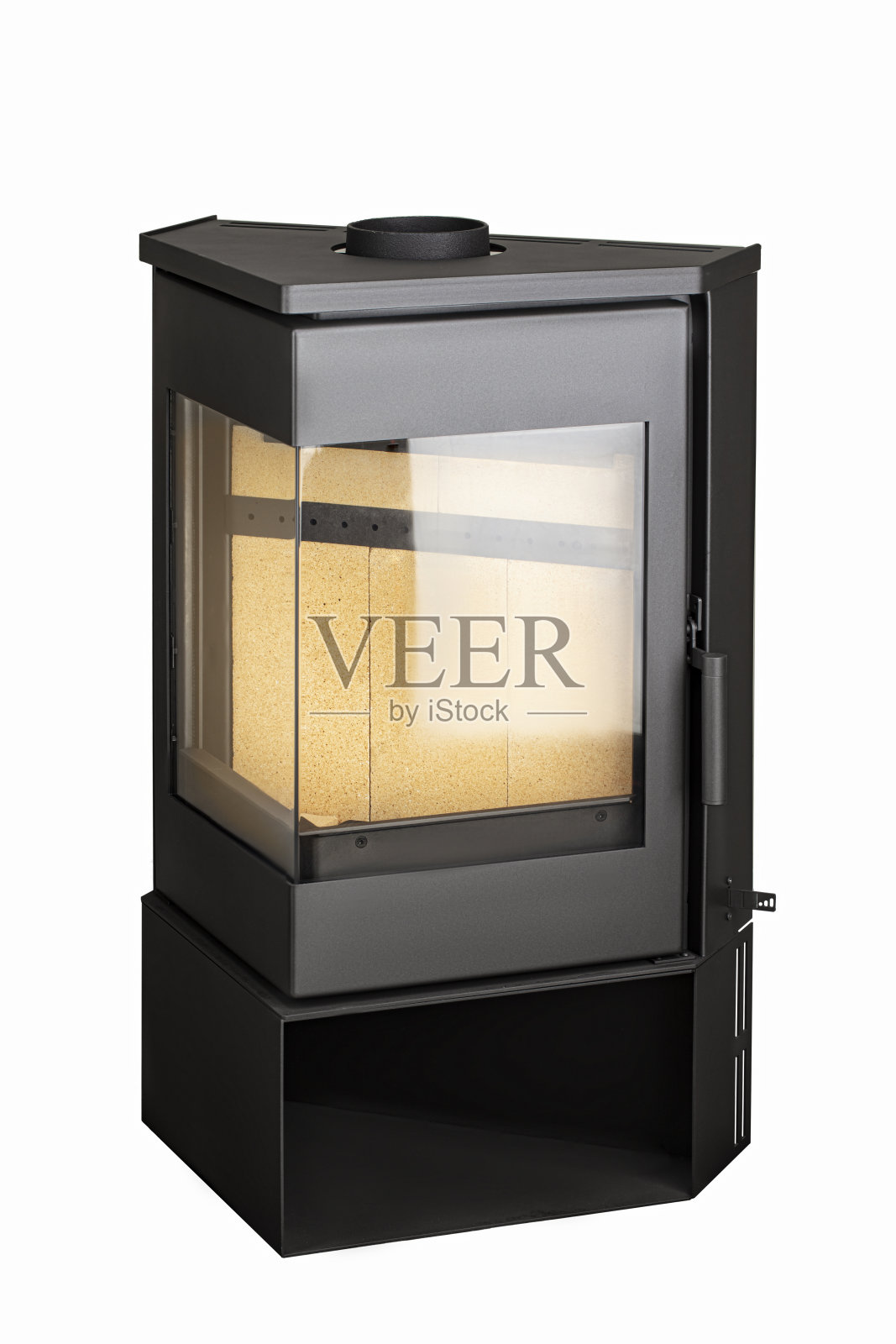 用金属和耐热玻璃加热的现代壁炉。固体燃料锅炉隔离在白色背景上。照片摄影图片